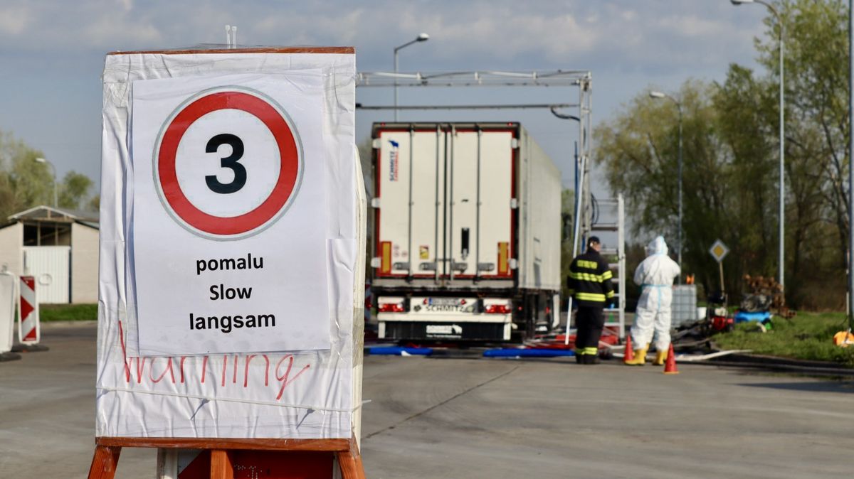 Čisticí „lázně“ a skafandry. Podívejte se, jak riziko slintavky mění hranice