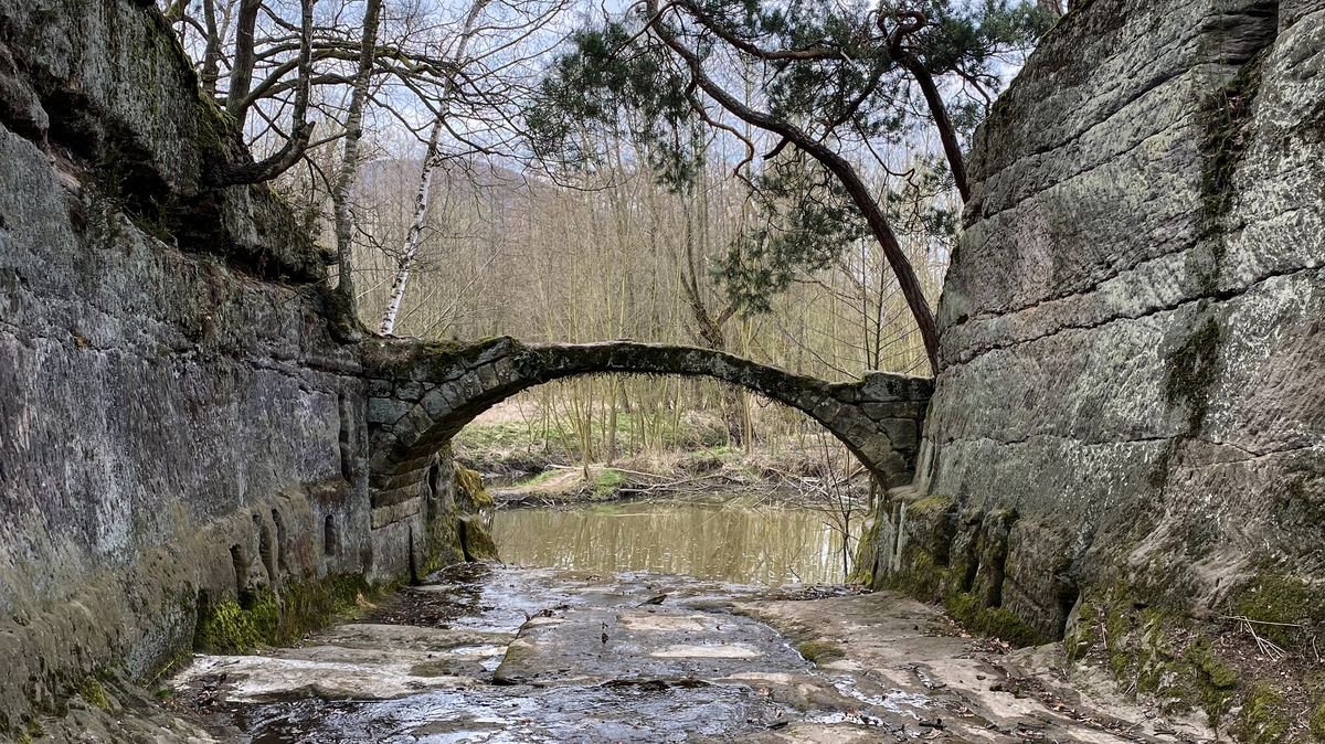 Země tajuplných zřícenin. Cesta Máchovým krajem, kterou turisté neznají