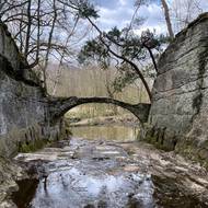 Cesta mezi rybníky jižně od Zahrádek nás zavede až ke Kamennému most u Mlýnského rybníka.