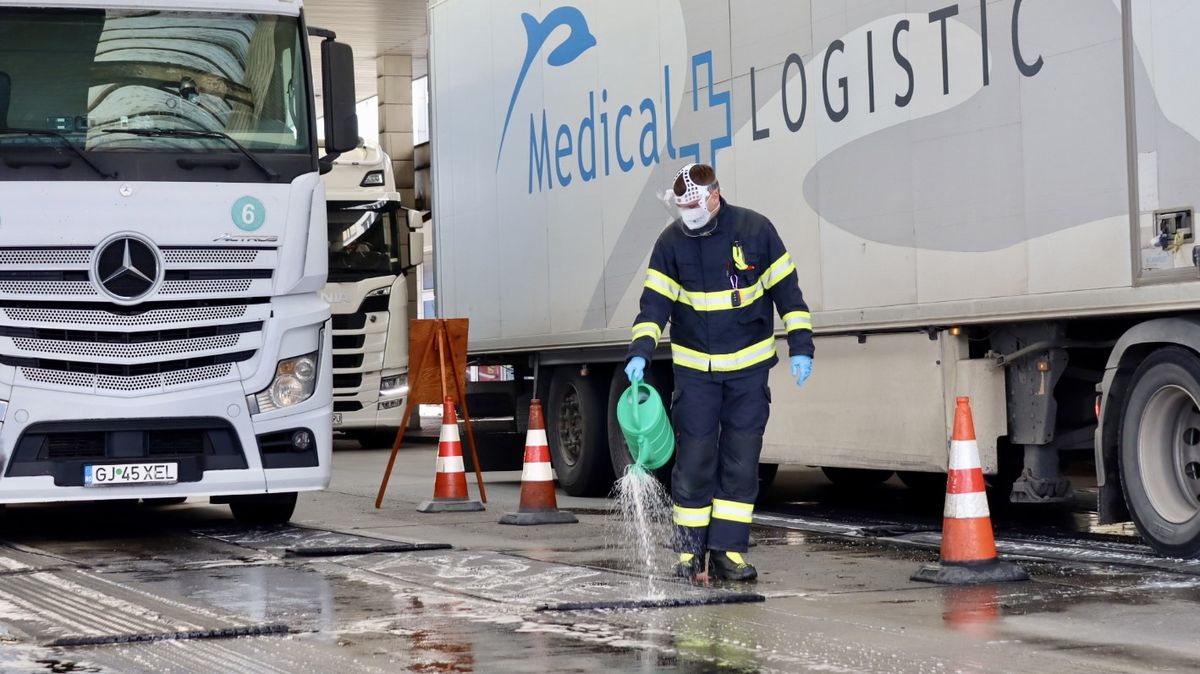 Dezinfekčními rohožemi kvůli slintavce a kulhavce projelo už 50 tisíc aut