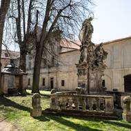 Kdo není přesycen barokní architekturou, neměl by minout areál v Doksanech.