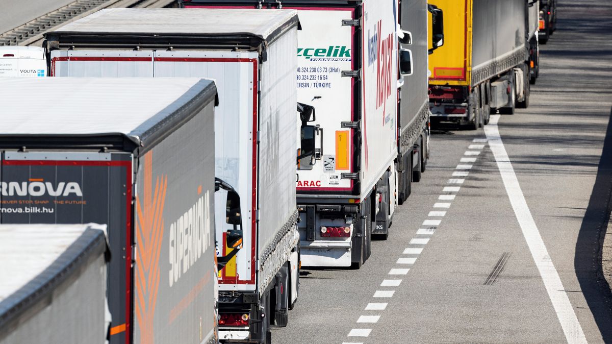 Na D1 se utvořila 50kilometrová kolona kamionů