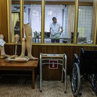 Rehabilitační centra, jako je to v Ruze, poskytují druhou fázi péče o pacienty po amputaci. Lékaři očekávají další příliv pacientů, až válka na Ukrajině skončí.
(Zaměstnanec regenerační terapie pro veterány ve městě Ruza stojí v protetické dílně, 14. března 2025.)