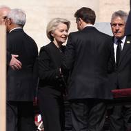 Na Svatopetrské náměstí přichází na snímku předsedkyně Evropské komise Ursula von der Leyenová.