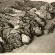 Vězni z vlaku umírali nejen na následky zranění ale i celkové vyčerpání. Snímek byl pořízen 30. dubna 1945.