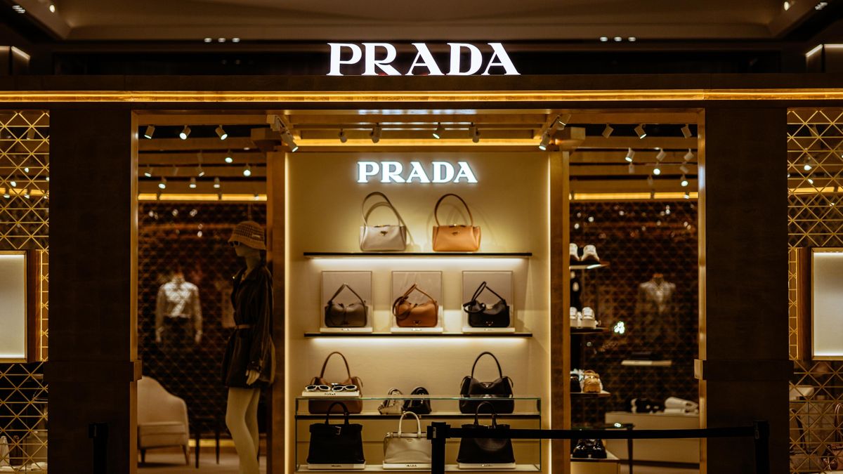 Spojení dvou ikonických módních domů. Prada koupí svého rivala Versace