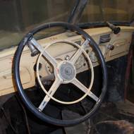 Volant a palubní deska ve stavu před rekonstrukcí.