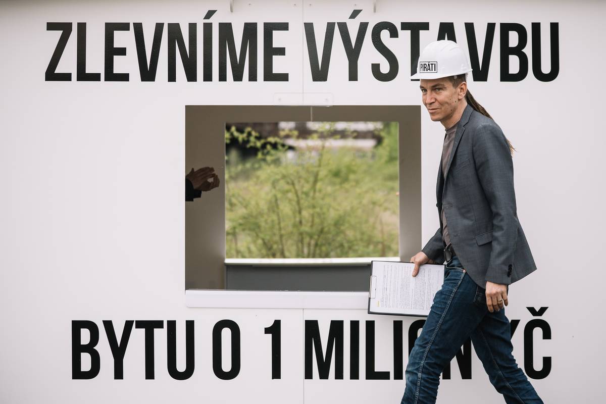 Ivan Bartoš na zahájení pirátské kampaně za dostupné bydlení „Kde domov tour“.