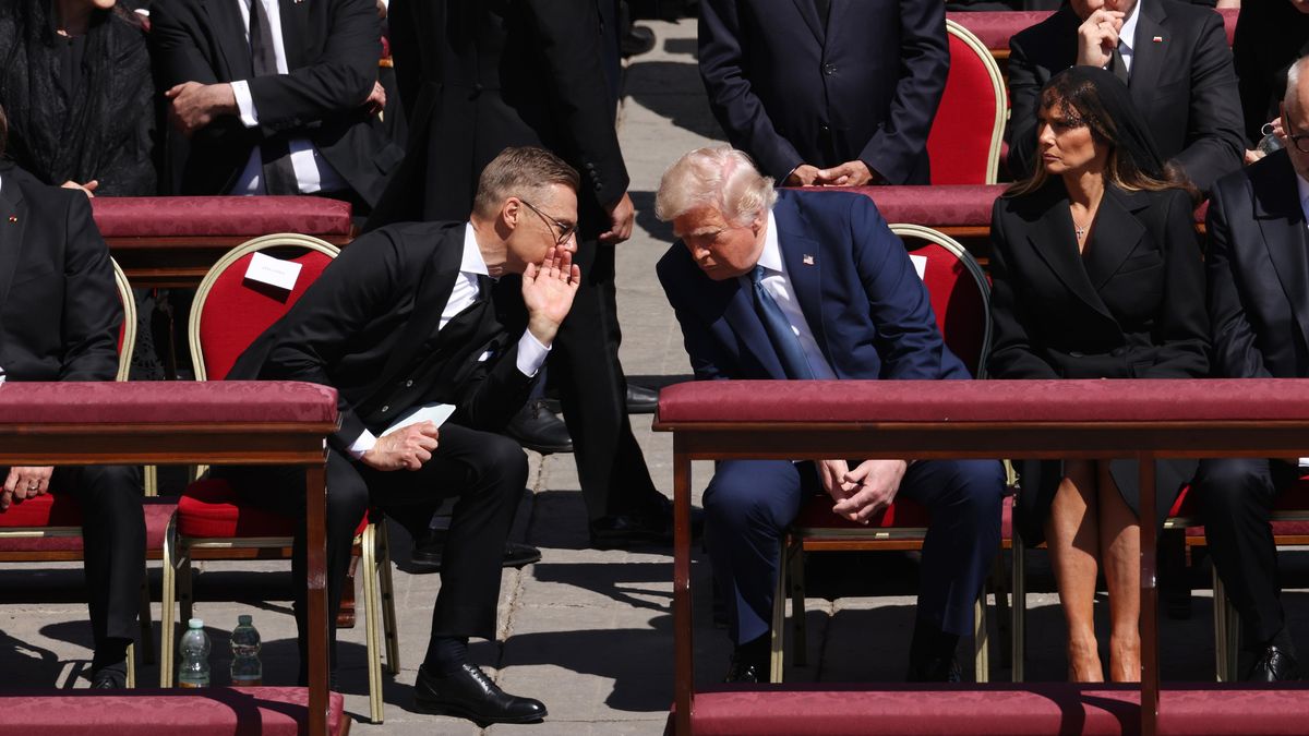 Světoví lídři ve Vatikánu: Aplaus pro Zelenského, Trump mezi přáteli Ukrajiny