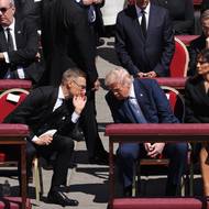 Finský prezident Alexander Stubb hovoří s americkým prezidentem Donaldem Trumpem, vedle něj sedí první dáma USA Melania Trumpová.