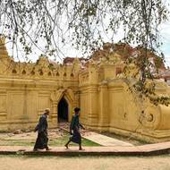 Kulturní metropole Mandalaj byla místem, kde Britové v roce 1885 zajali posledního krále země, a zahájili tak koloniální nadvládu nad celou zemí. (Klášter Me Nu Brick Buddhist v Inwě, 12. dubna)