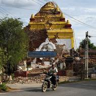 Kromě jiných ztrát bylo zemětřesením zničeno více než 5000 pagod a přes 3000 klášterů a mnišských domů, uvedla vládnoucí junta. (Inwa, 12. dubna)