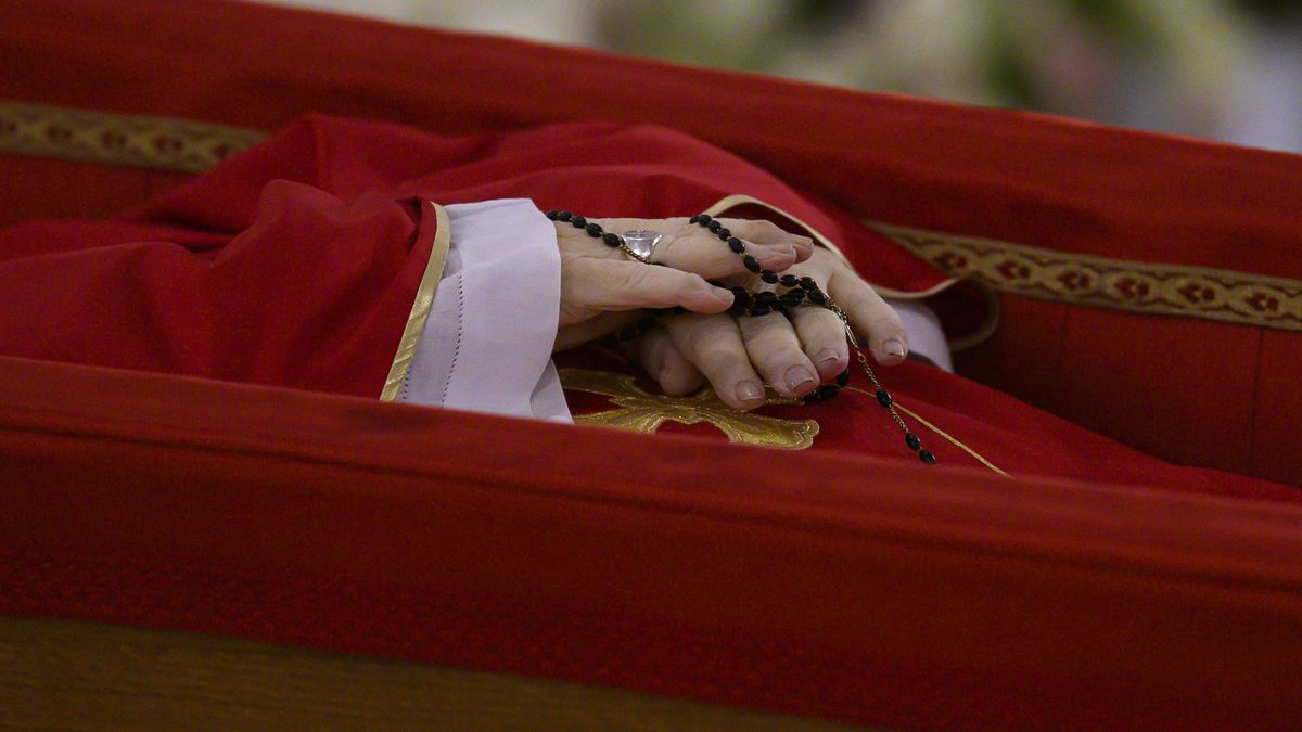 Vatikán zveřejnil snímky papeže Františka v rakvi