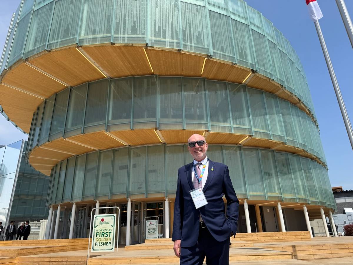 Českou účast na Expo podpořila i společnost Purposia. Na fotce před Českým pavilonem stojí majitel Purposie Jan Hasík. Jak říká, ke spojení s Expo se rozhodl při minulé výstavě v Dubaji, kdy chtěl „něco víc, než být jen na návštěvě“.