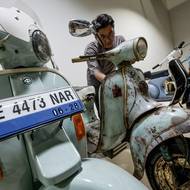 Hlavním kamenem úrazu zůstává v největší ekonomice jihovýchodní Asie cenová politika. Stará Vespa stála majitele firmy před přestavbou na elektrickou 34 000 dolarů. Zbrusu nová Vespa Elettrica dovezená z Itálie přijde na zhruba třetinu. 