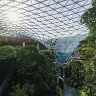 2. Hamad International Airport: Letiště v katarské metropoli Dauhá se cestujícím otevřelo v roce 2014 a loni zde odbavili přes 52 milionů lidí. Terminál plný uměleckých děl bývá označován za jeden z nejluxusnějších na planetě.