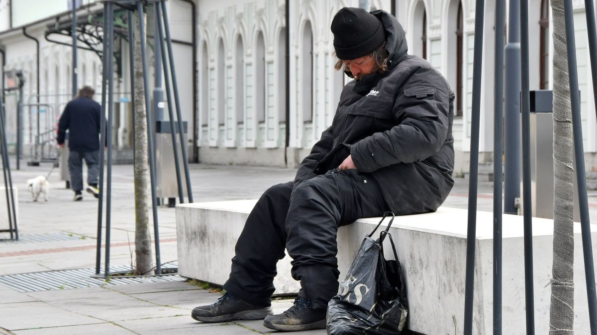 Města se chtějí zbavit bezdomovců. Vyhlášky je mají dostat z ulic