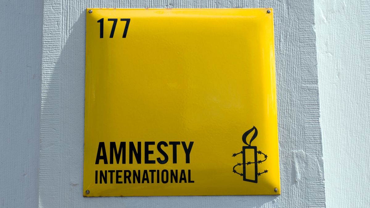 Svět je na prahu nebezpečného zlomu, tvrdí Amnesty International. Kárá i Česko