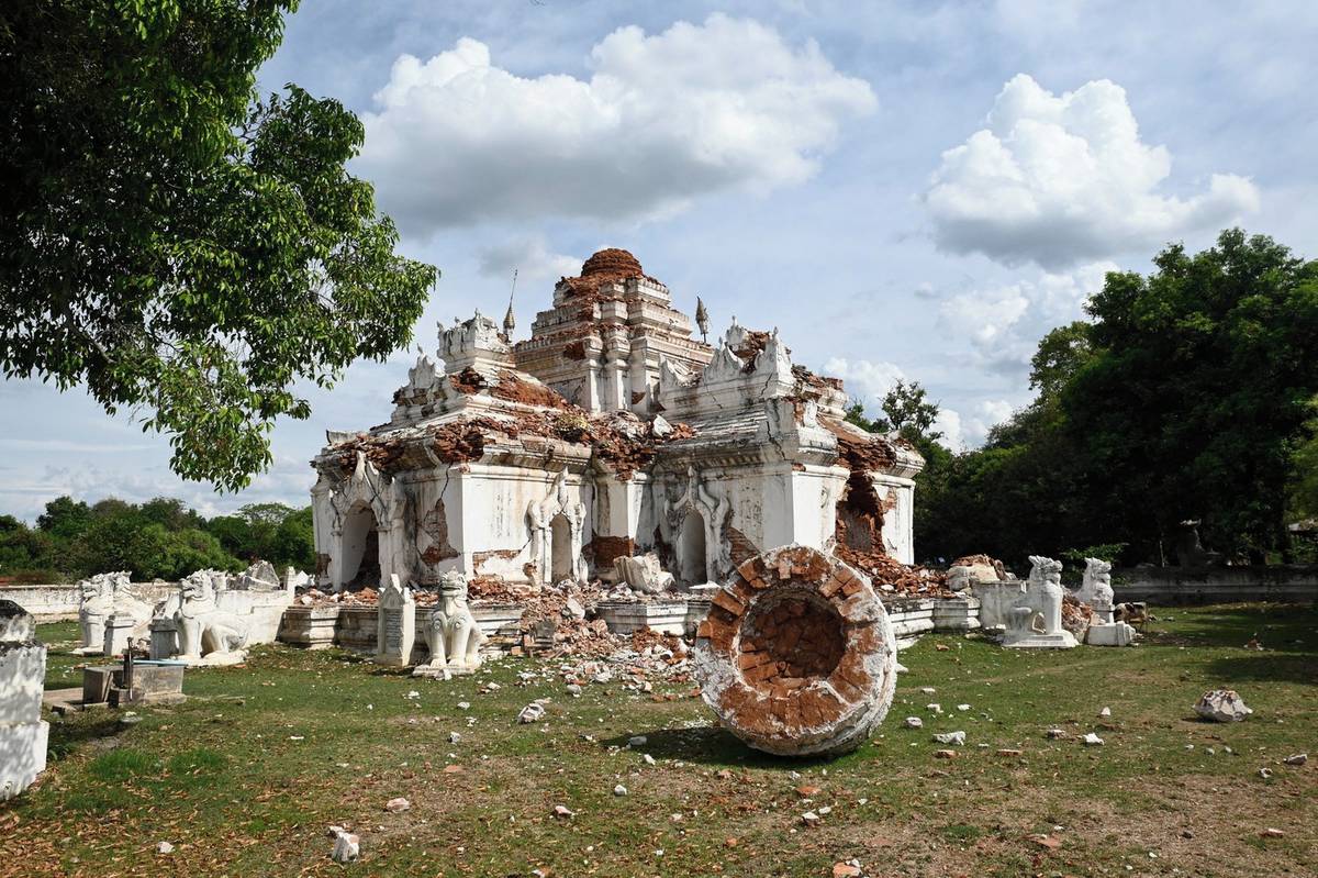 Otřesy o síle 7,7 stupně srovnaly 28. března se zemí například pagodu Nagayon na předměstí centrálního myanmarského města Mandalaj, kde zemřelo přes 3700 lidí a nejméně 5000 dalších bylo zraněno. (Vyfoceno 12. dubna)