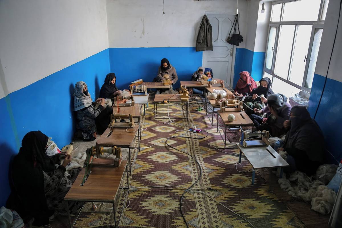 „My dívky už nemáme naději na vzdělání. Okolnosti nás o to připravily, tak pracujeme v této dílně,“ říká devatenáctiletá Sáliha Hasaníová, která společně se stovkami dalších tká v jedné kábulské dílně koberce. Místnost tam je stísněná, vzduch těžký a dusivý. (6. února)