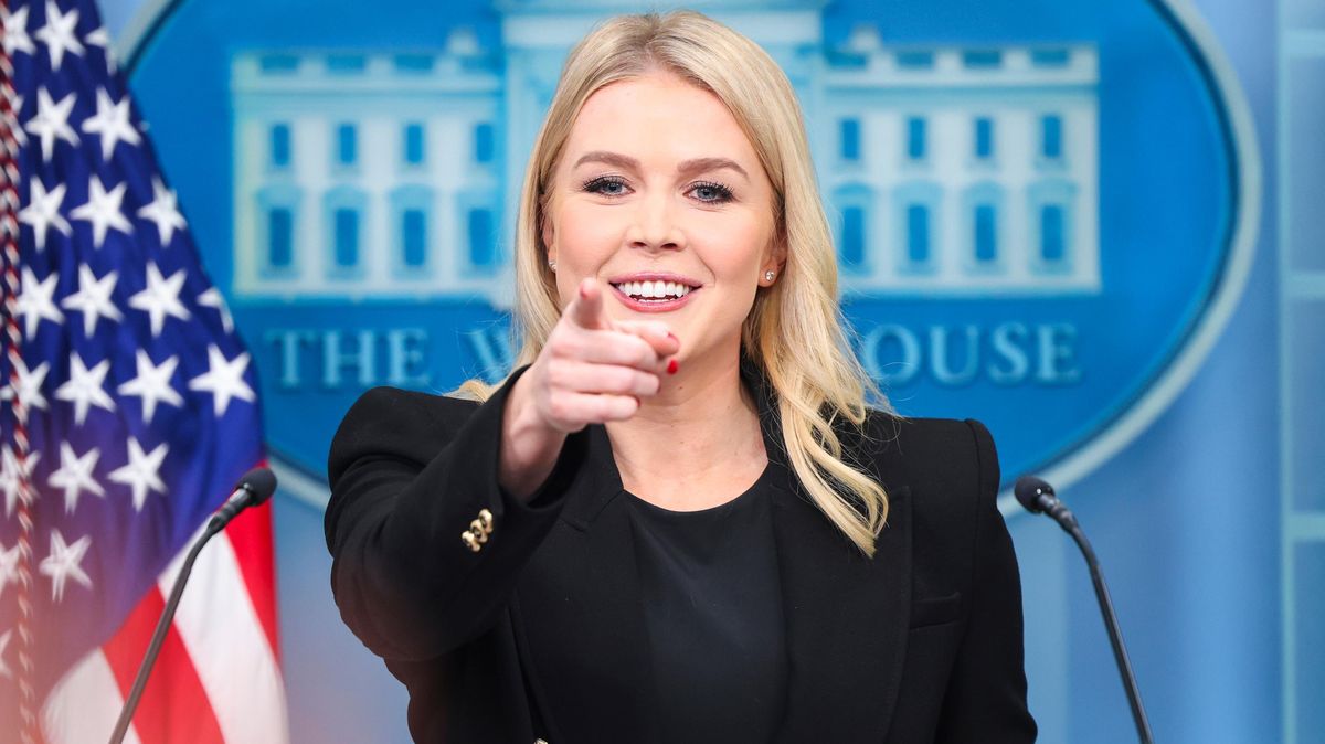Před každým brífinkem se modlí. Trumpova mluvčí ho obdivovala už jako školačka