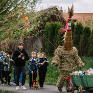 Jidáše doprovází mladší chlapci z vesnice s řehtačkami.