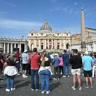 Tam budou v příštích dnech proudit věřící. Začíná také období devítidenního smutku, přípravy na pohřeb i na volbu nového papeže kardinály, kteří se shromáždí v konkláve.(Lidé na Svatopetrském náměstí krátce po oznámení papežovy smrti, 21. dubna).