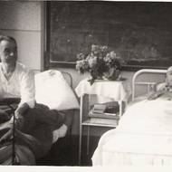 Ranění z roztockého vlaku po ošetření zdravotníků po pár dnech.„Přednostovi stanice se podařilo vyjednat s velitelem transportu, aby nemocní z toho vlaku byli vyloženi na nádraží, aby se o ně mohli postarat a aby vězňům byla poskytnuta strava,“ řekla historička Pavla Plachá. Snímek byl pořízen 2. května 1945.