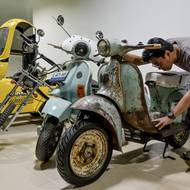 Když se indonéský manažer Heret Frasthio projede na své staré, ošoupané Vespě z roku 1957, nejdou cítit výpary benzinu ani hučení. Téměř 70 let starý stroj totiž pohání elektřina. (Na snímku z 3. března kontroluje zaměstnanec Vespu přestavěnou na elektrický skútr v dílně Elders v Jakartě.)