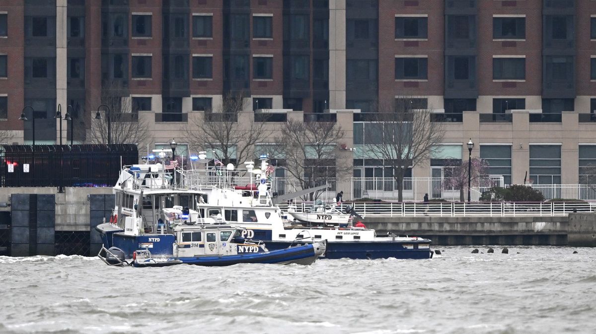 Do řeky Hudson u Manhattanu spadl vrtulník