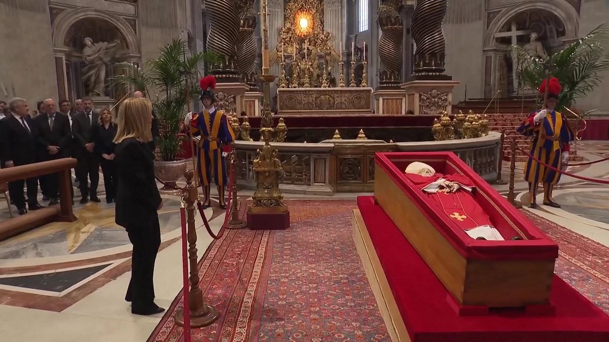 Video: Davy lidí se ve svatopetrské bazilice loučí s papežem Františkem