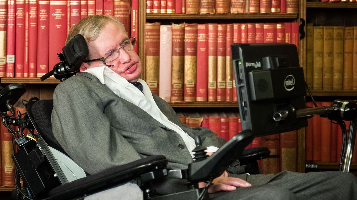 Stephen Hawking by dnes mluvil jinak. AI umí vrátit hlas nemocným i „oživit“ mrtvé