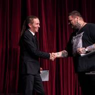 Bartoš přišel na „roast“. Divadlo Komedie bylo zaplněné hlavně příznivci Pirátů.