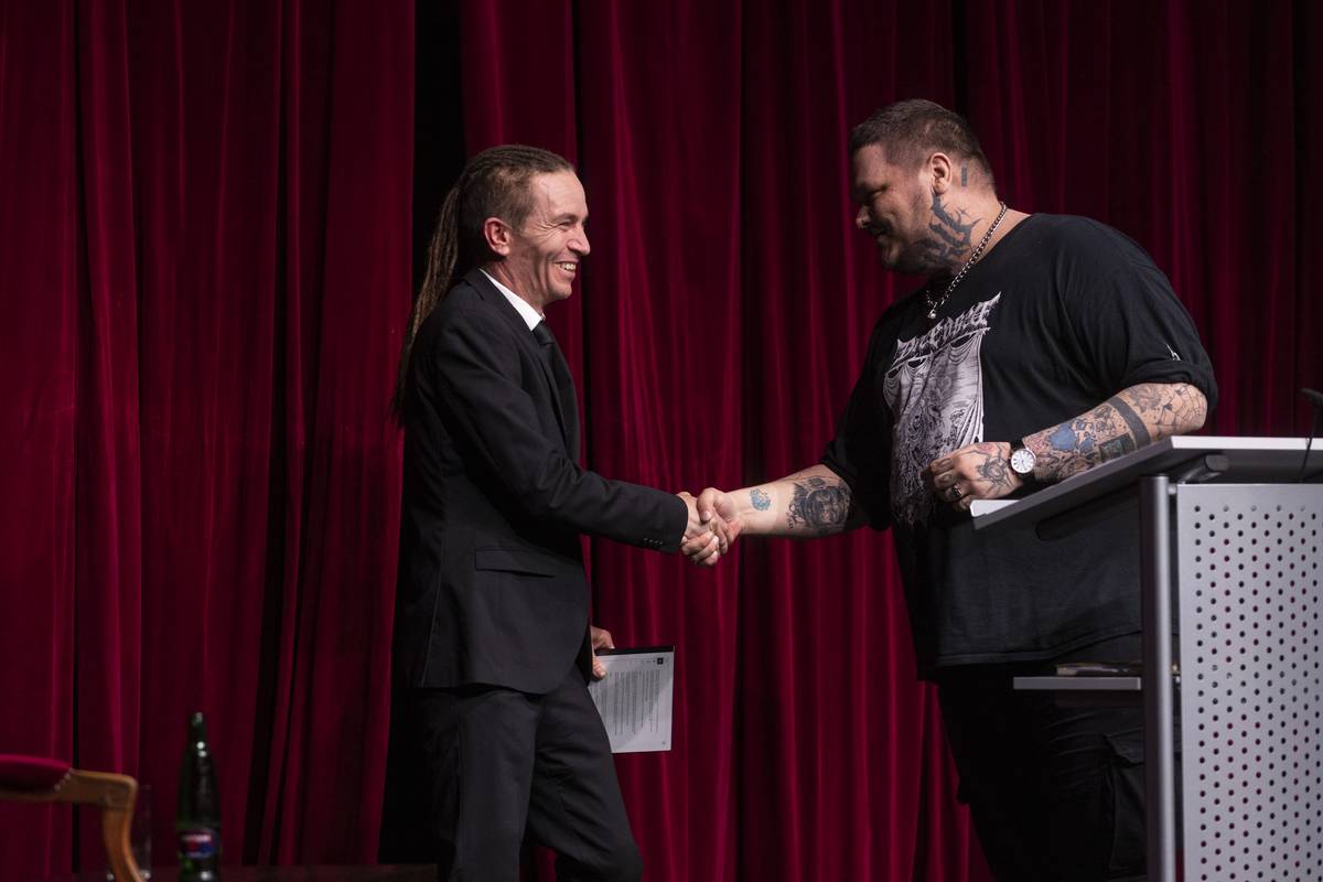 Bartoš přišel na „roast“. Divadlo Komedie bylo zaplněné hlavně příznivci Pirátů.