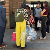 Žena nese prázdné lahve od vody během celostátního výpadku proudu, 28. dubna v španělské Barceloně.