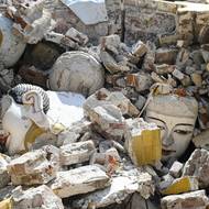 Poškozené sochy Buddhy v Mandalaji.