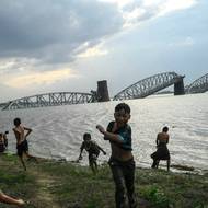 Kilometrový most z koloniální éry se zřítil do řeky Iravadi. Stejně tak se rozpadlo cimbuří královského paláce a jeho zdobené bašty.