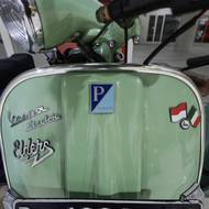 Vespa, italsky vosa, byla zaregistrována v dubnu 1946. Značku malých skútrů vymyslel podnikatel a výrobce letadel Enrico Piaggio, který se po druhé světové válce rozhodl vyrábět levný dopravní prostředek dostupný pro širokou veřejnost. 