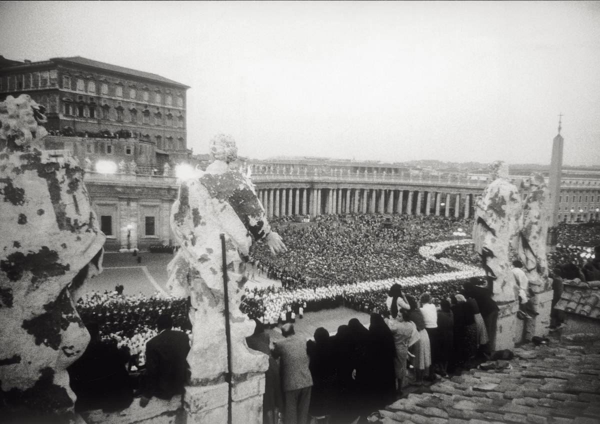 Věřící na Svatopetrském náměstí během pohřbu papeže Pia XII., 10. října 1958.