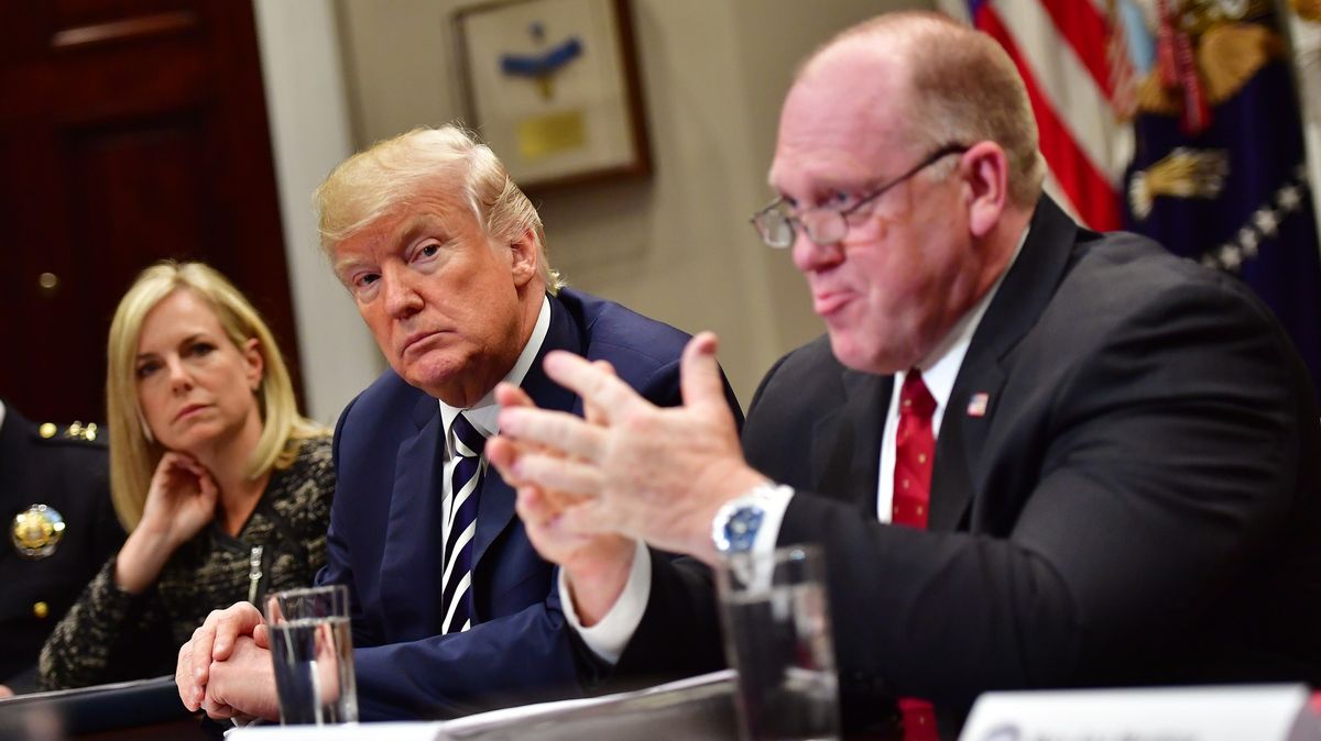 Z USA do vězeňského „pekla“. Brutalita deportací je záměr, líčí novinářka