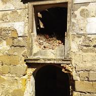 Okna na zchátralém severním křídle křídle hospodářského dvora.