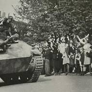 Průjezd tankového stíhače JPz 38 „Hetzer“ samostatného protiletadlového-protitankového oddílu, náměstí Viktoria (T. G. Masaryka) okolo kostela sv. Jakuba, vlevo v pozadí budova radnice, Příbram 9. května 1945