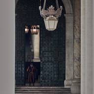 Člen vatikánské Švýcarské gardy u napůl zavřených bronzových dveří, Vatikán, 21. dubna.