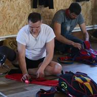 „Už ani nevím, kolik jsem měl otřesů mozku. Je to jako mít rýmu,“ řekl agentuře AFP v rehabilitačním centru. „Po týdnu zdejší léčby jsem ale začal znovu chodit,“ řekl muž, který bojoval v ruské soukromé polovojenské jednotce a pochvaloval si „rychlou a účinnou pomoc“.
(Pacienti v rehabilitačním centru pro ruské veterány, Ruze, 14. března).