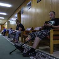 Počet invalidů, kteří potřebovali technické pomůcky, ke konci roku 2023 dosáhl rekordní výše za 11 let, po které se tyto statistiky vedou. Celkem šlo v Rusku o 468 tisíc lidí, přičemž od vypuknutí války počet těchto invalidů vzrostl o 42 procent. Peníze poskytnuté na tento účel nestačí a veteráni musejí měsíce na protézy čekat, napsal The Moscow Times s odvoláním na líčení lékařů z jednoho z rehabilitačních center.