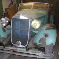 Mercedes 320B (W 142 II.) před rekonstrukcí, tak jak byl objeven v pardubické stodole.