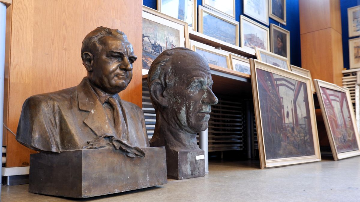 Je libo Gottwalda? Za 189 tisíc. Zkrachovalá huť rozprodává díla z kanceláří