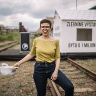 Piráti chtějí navýšit výstavbu na 50 tisíc bytů ročně a investovat evropské peníze přímo do nových, moderních a úsporných domovů. „Mladí lidé na bydlení už dnes nedosáhnou a ovlivňuje to i jejich rozhodování o rodině. Naší misí je modernizovat Česko a zajistit, aby bydlení nebylo luxusem, ale základem,“ zdůraznila Olga Richterová, lídryně Pirátů v Praze.