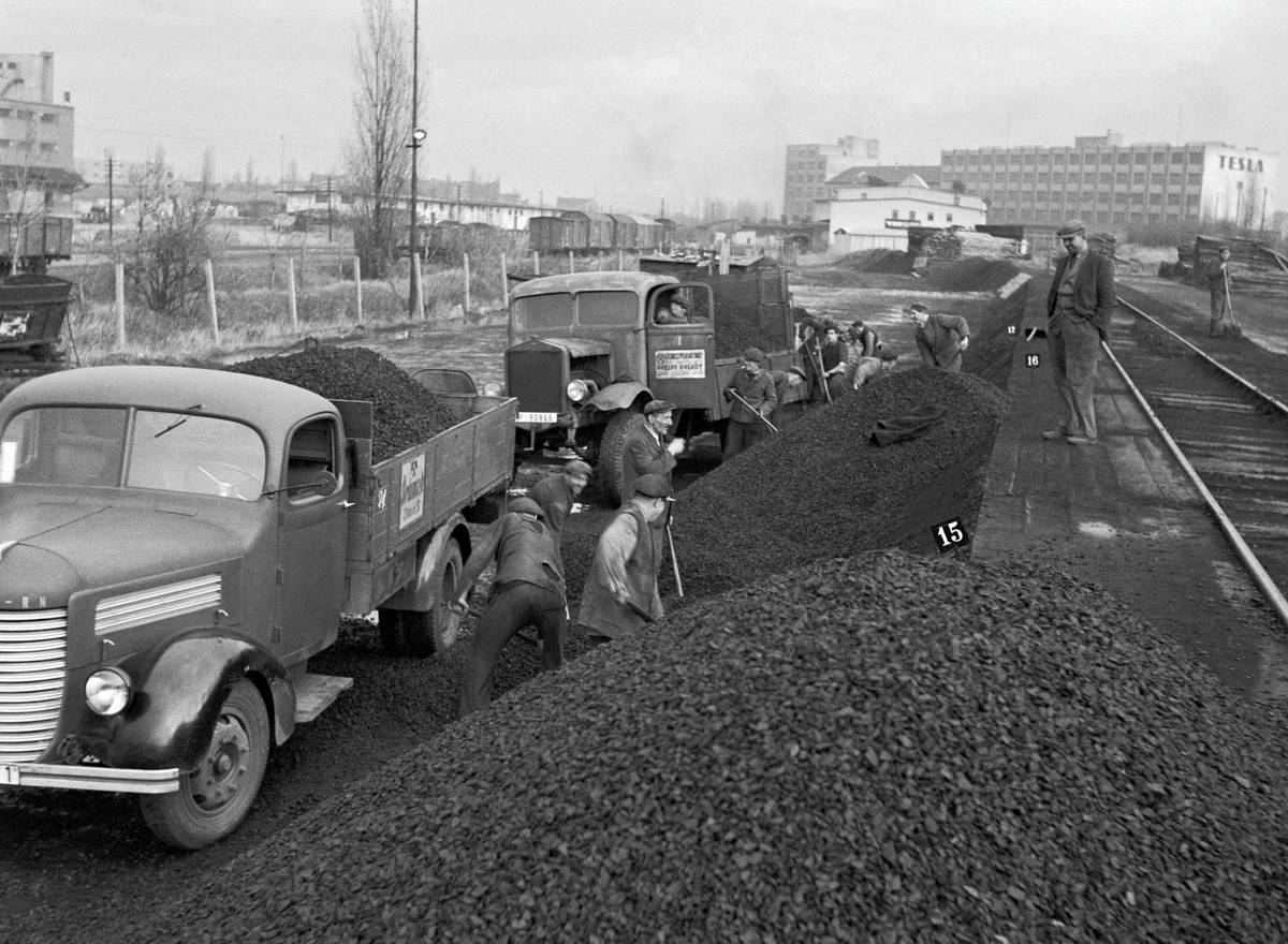 Nákladové nádraží Žižkov, vybudované v polovině 30. let minulého století, sloužilo dlouhá desetiletí především k zásobování Prahy potravinami či uhlím. (Žižkovské nákladové nádraží na snímku z 1. listopadu 1947)