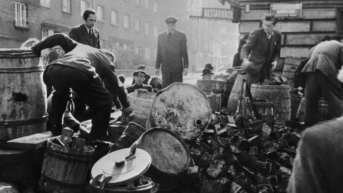 Sověti se do Prahy hnali, Kreml šel po kořisti. „Gdě Amerikanci?“ ptali se v květnu 1945